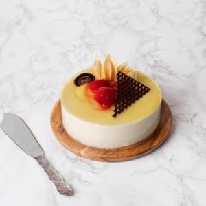 Cheesecaketårta med gele och frukt på toppen