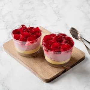 Bakelse med hallon och gele på toppen.