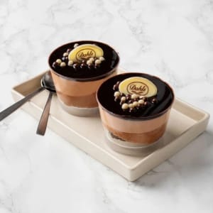 Bakelse med chokladmousse och dekor på toppen.