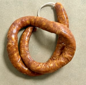 Chistorra som ligger mot en pappersbakgrund