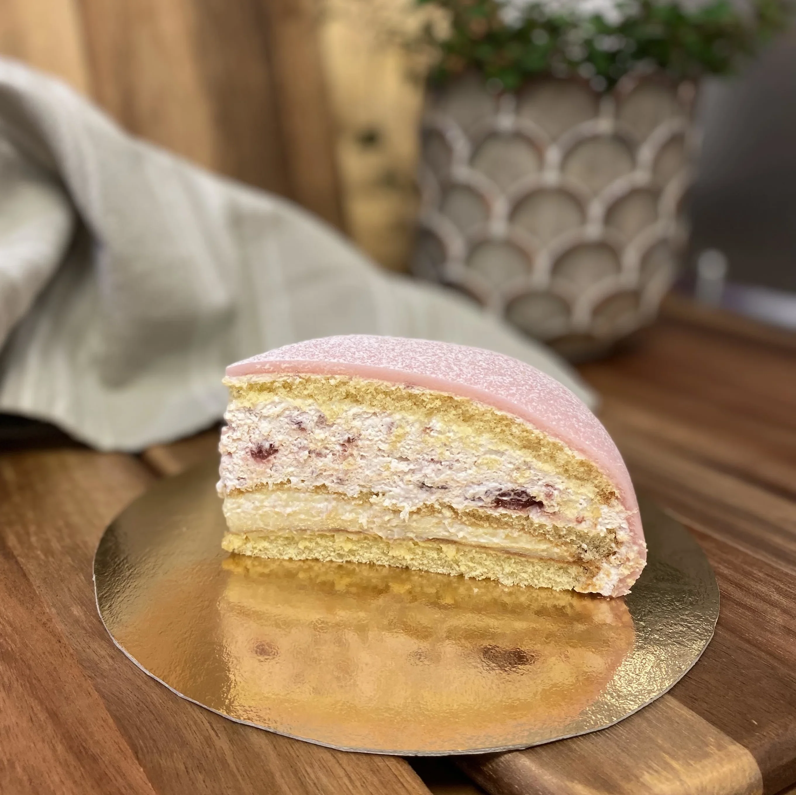 Bit från en hallonprincess med hallongrädde och vaniljkräm.