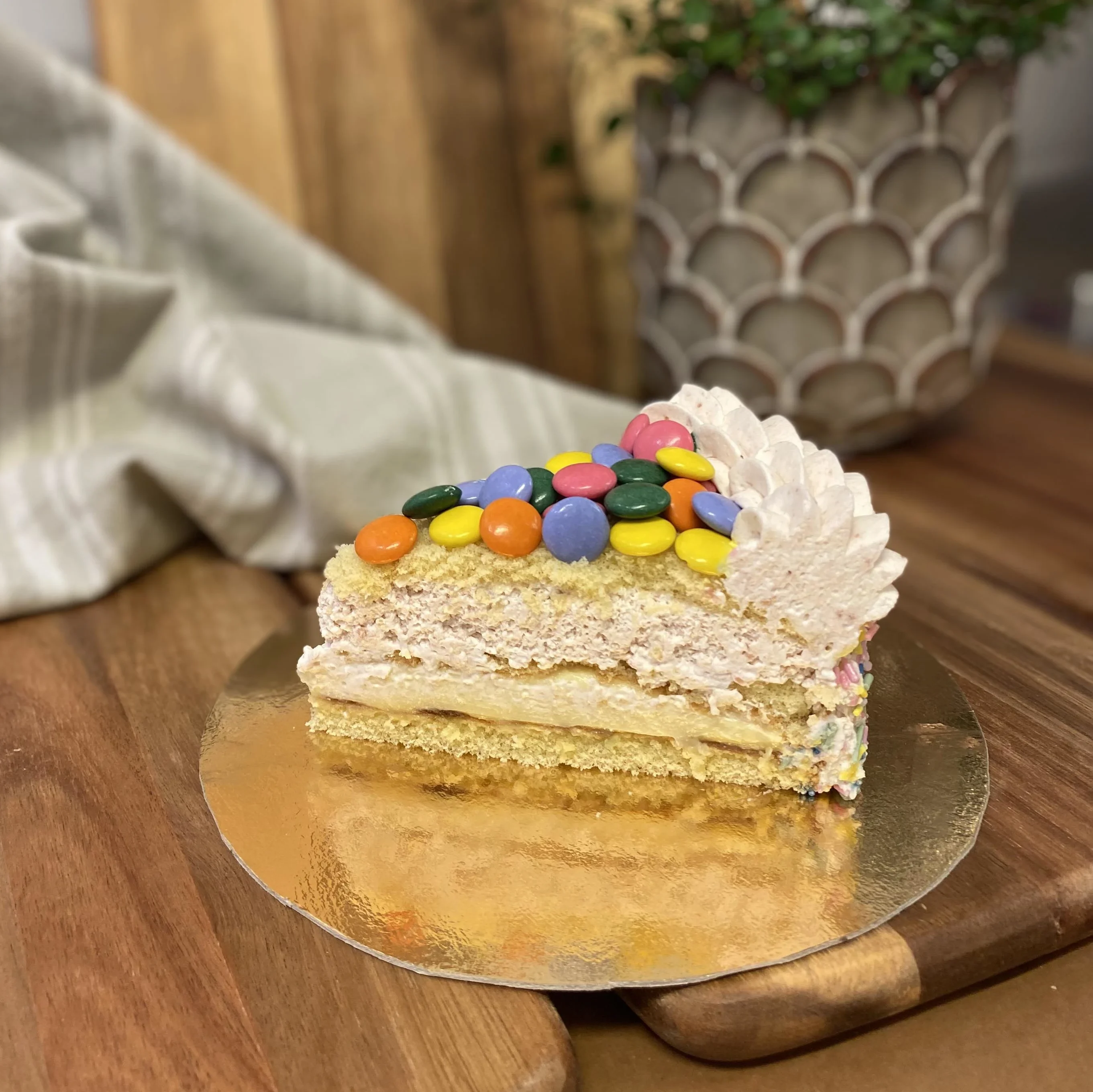 Bit från en kalastårta med Jordgubbsgrädde och vaniljkräm