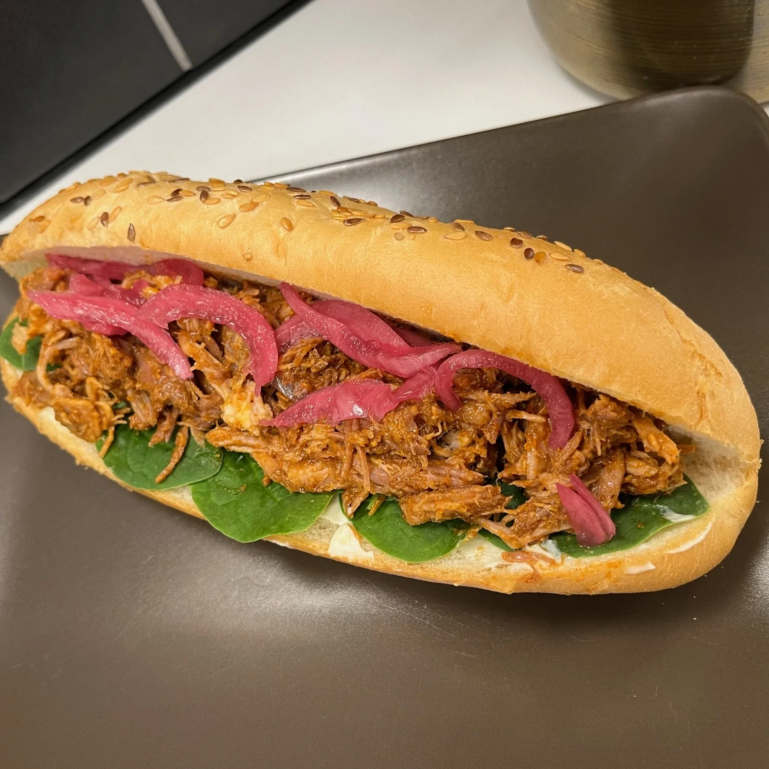 En sub med Majonäs, pulledpork och picklad rödlök.