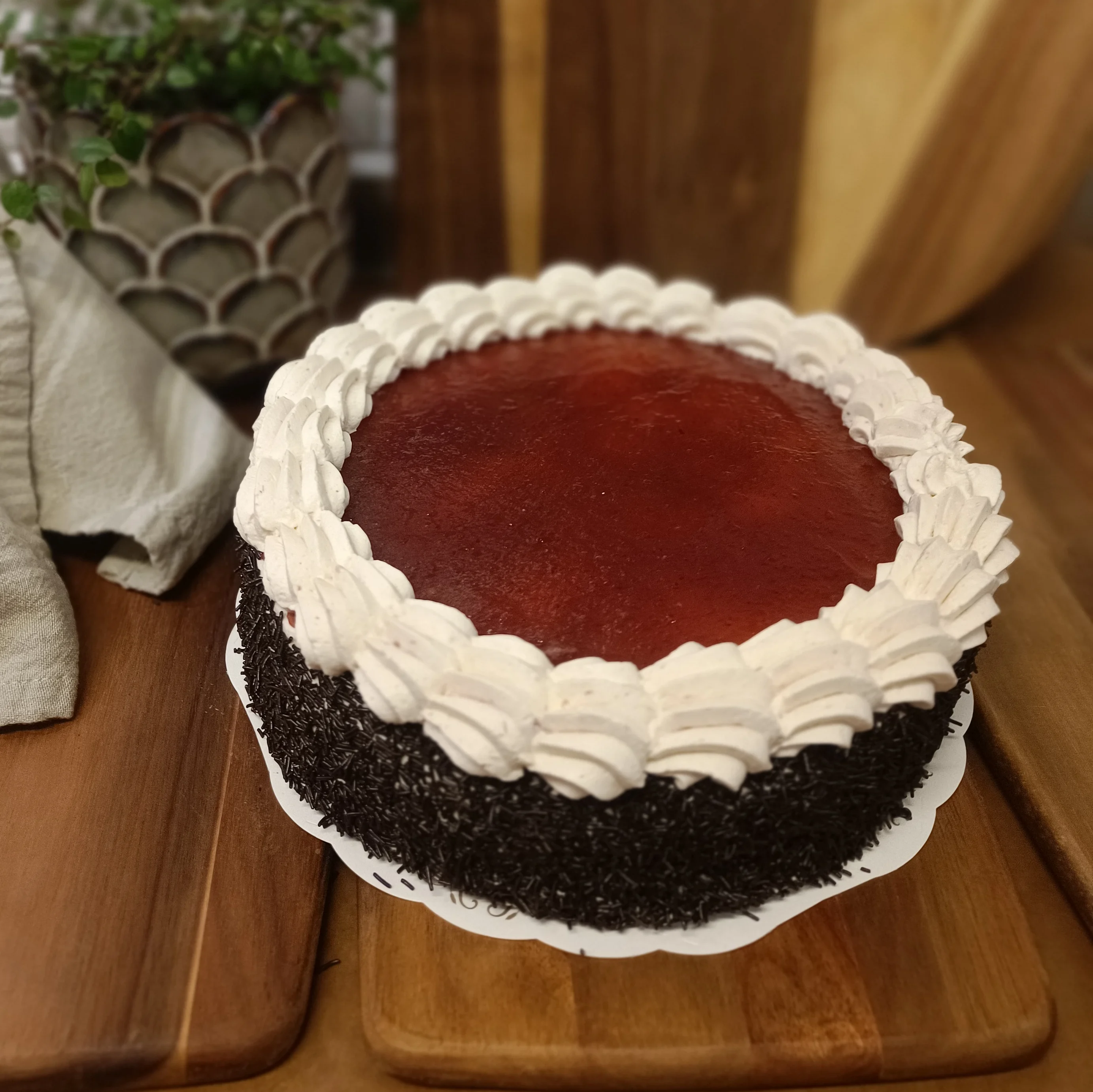 Maxitårta med jordgubbssylt, valijkräm och chokladströssel