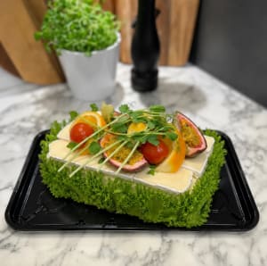 vegetarisk smörgåstårta meed grönsaker och frukt