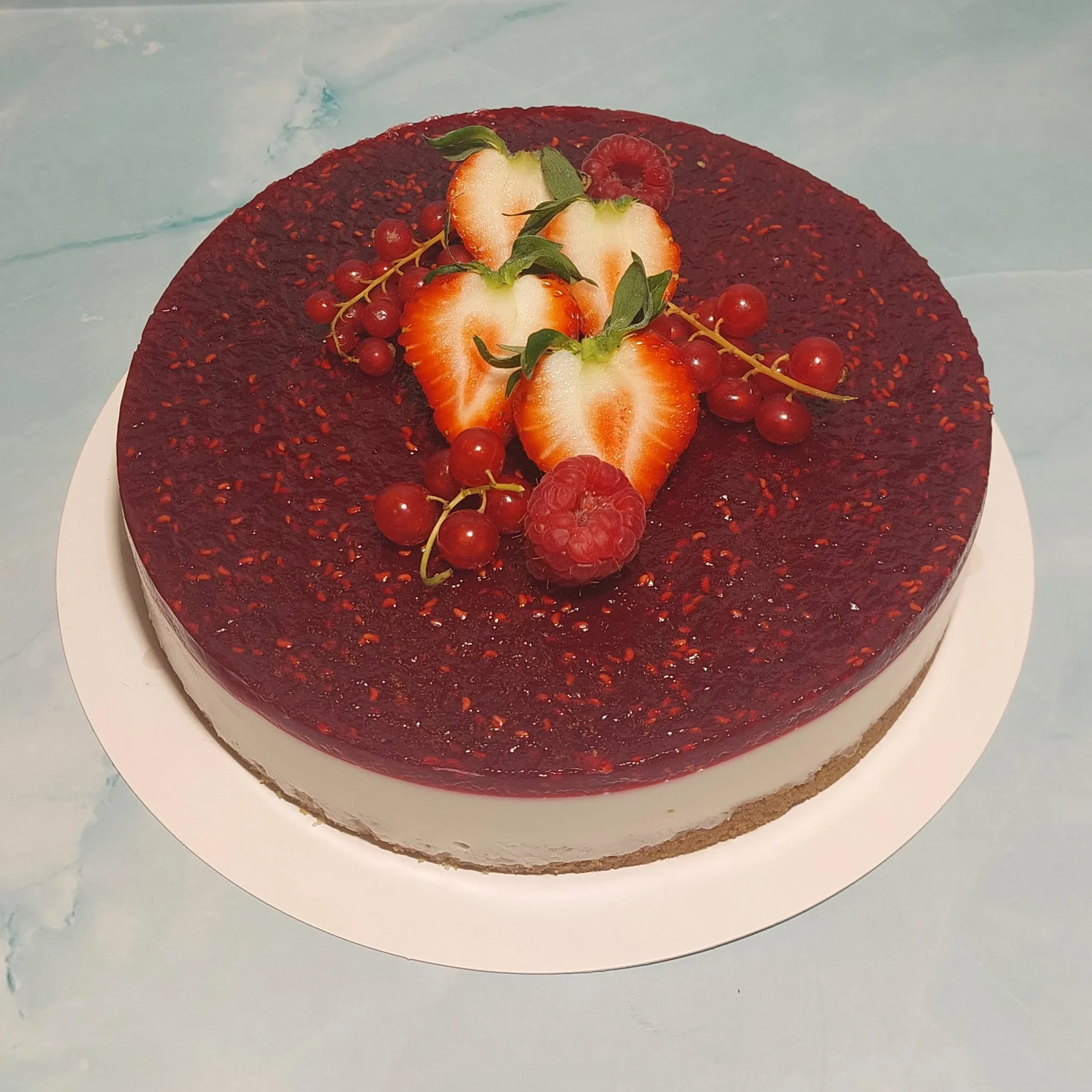 Cheesecake med syrlig hallonkompott.