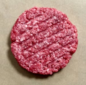 Prressad högrevsburgare på papper