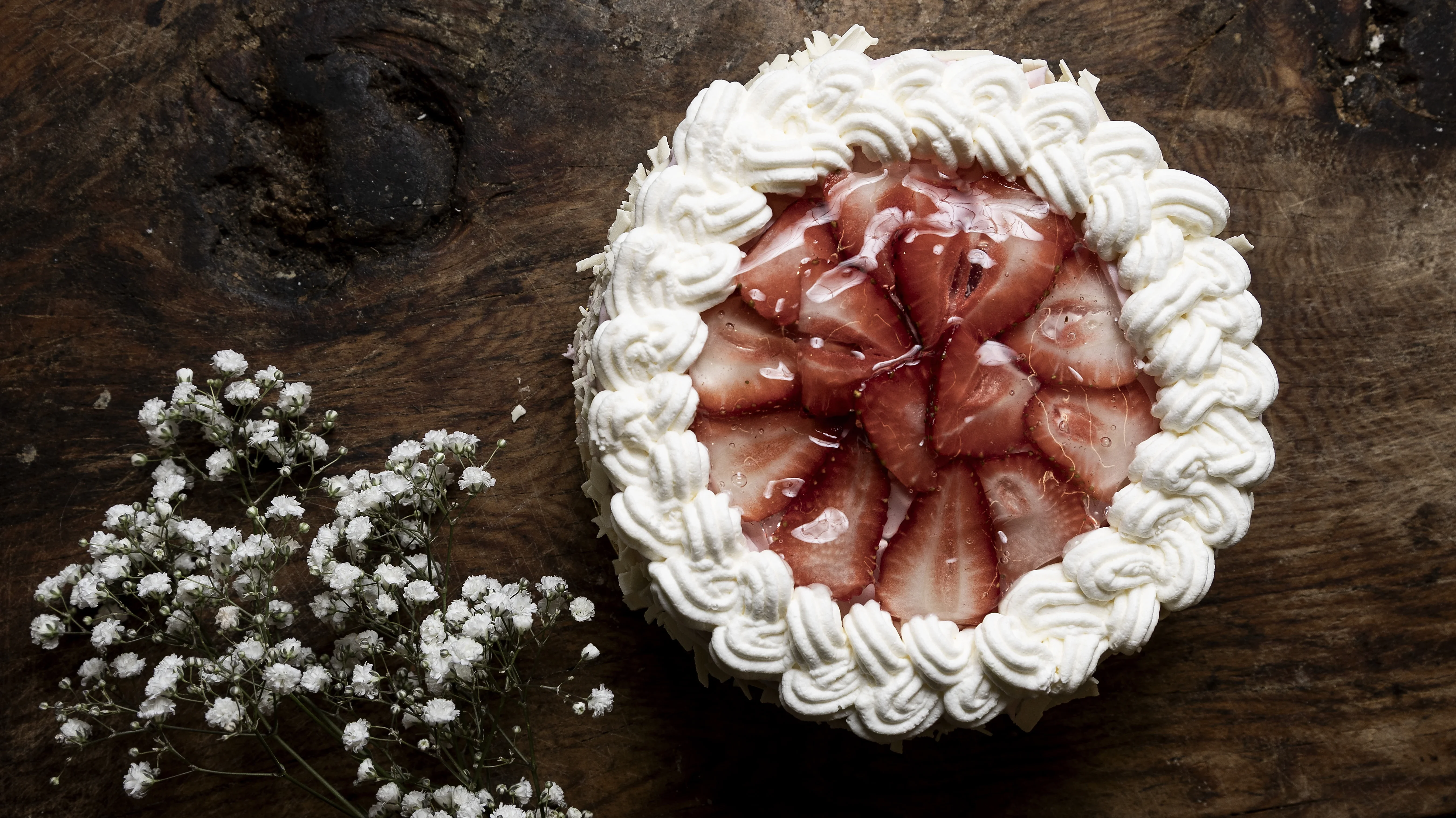 Jordgubbsdrömtårta från butiksbageriet