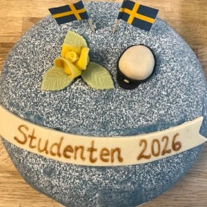 Blå prinsesstårta med studentdekorationer