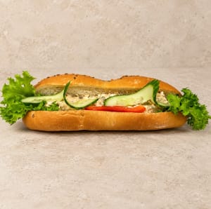 Baguette med kebabröra, gurka, sallad och paprika.