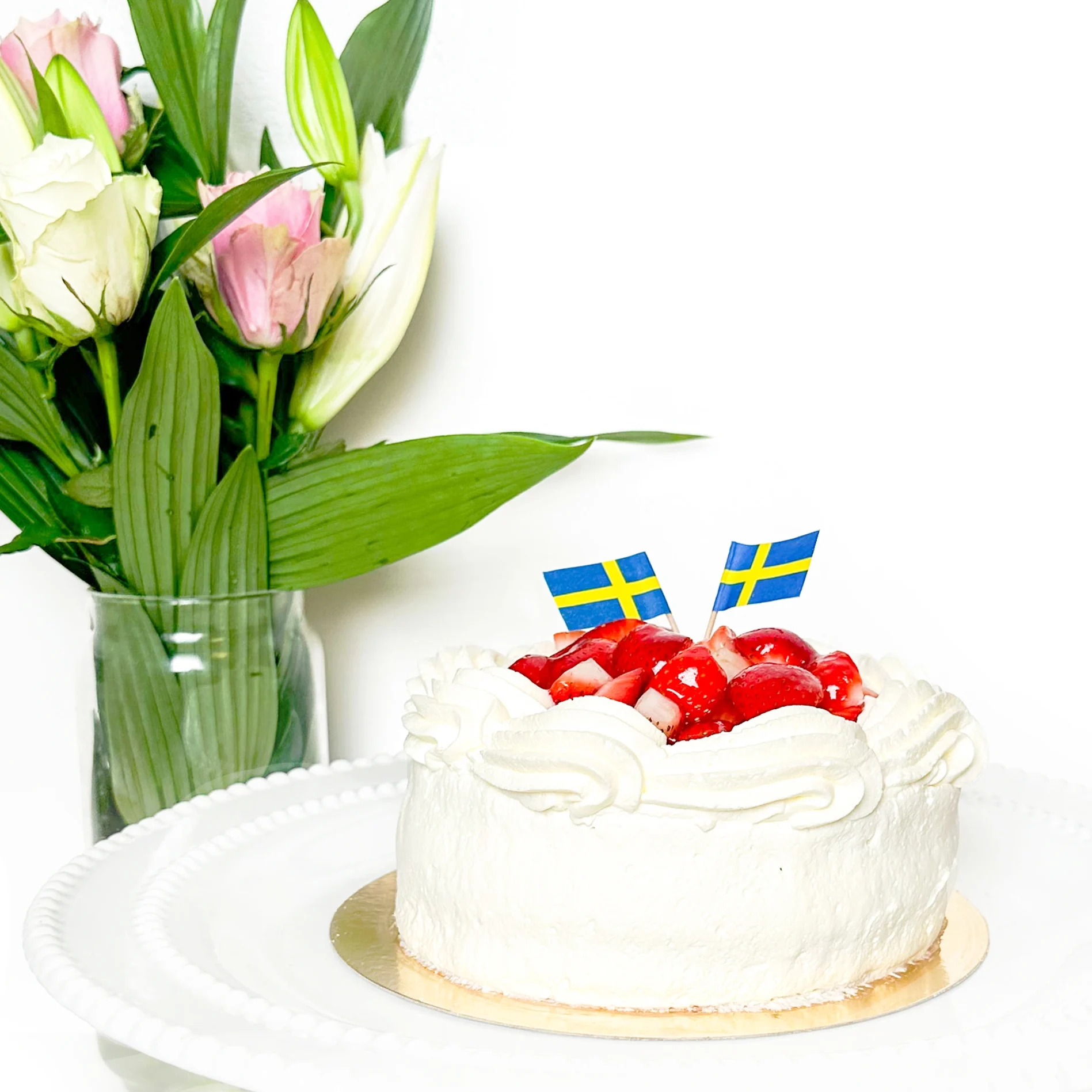 Gräddtårta med jordgubbssylt, vaniljkräm, grädde, färska jordgubbar och gelé.