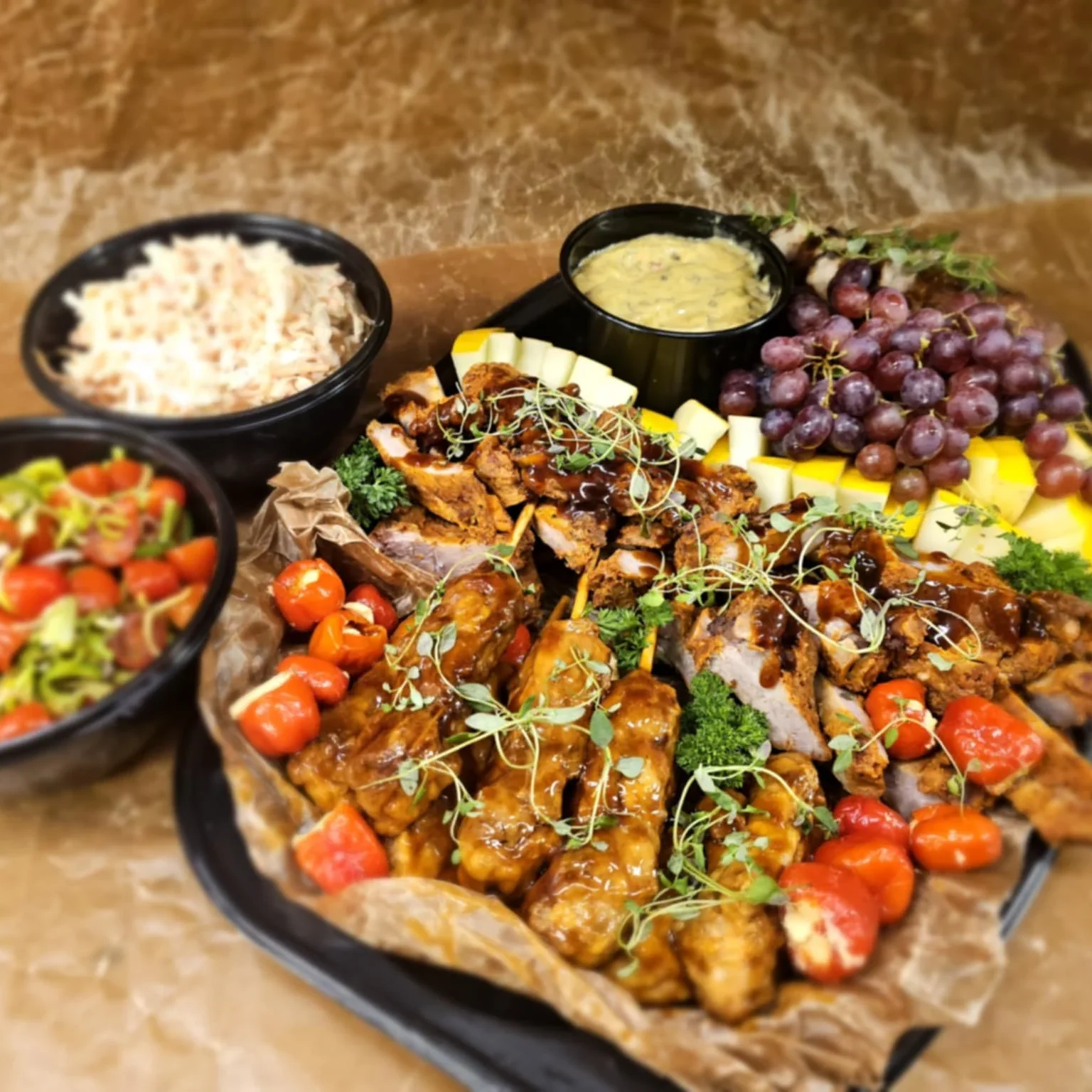 Här har du våran grillbuffée den innehåller Marinerade kycklingspett, grillade kamben, grillad fläskfilé, coleslaw och bearnaisesås. tomatsallad med balsamico, meloner, vindruvor och färskostfyllda paprikabollar.