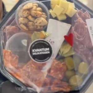 Tapasfat perfekt för 2-3 personer. Innehåller vår hemmagjorda marmelad, Kaltbach, brie, magnifico, fransk lantsalami, tryffelsalami, vitlöksklyftor orginal, queenoliver, physalis.