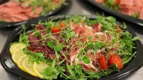 En smakrik härlig Italiensk buffé bestående av bla. härligt goda charkuterier, ostar, pastasallad
