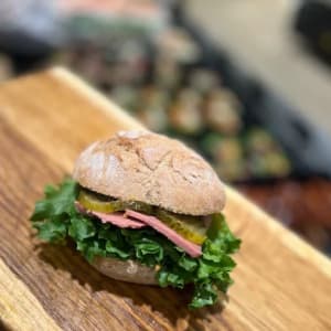 surdegsfralla med leverpastej. smörgåsgurka