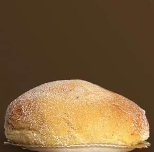 en ensam vaniljbulle mot en brun bakgrund