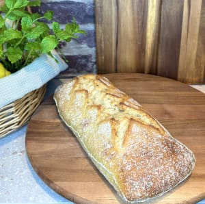 VETEMJÖL (innehåller askorbinsyra, malt av KORN), surdeg av VETE/bovete, vatten, havssalt, jäst, VETEGLUTEN. Kan innehålla spår av sesam, senap och soja.