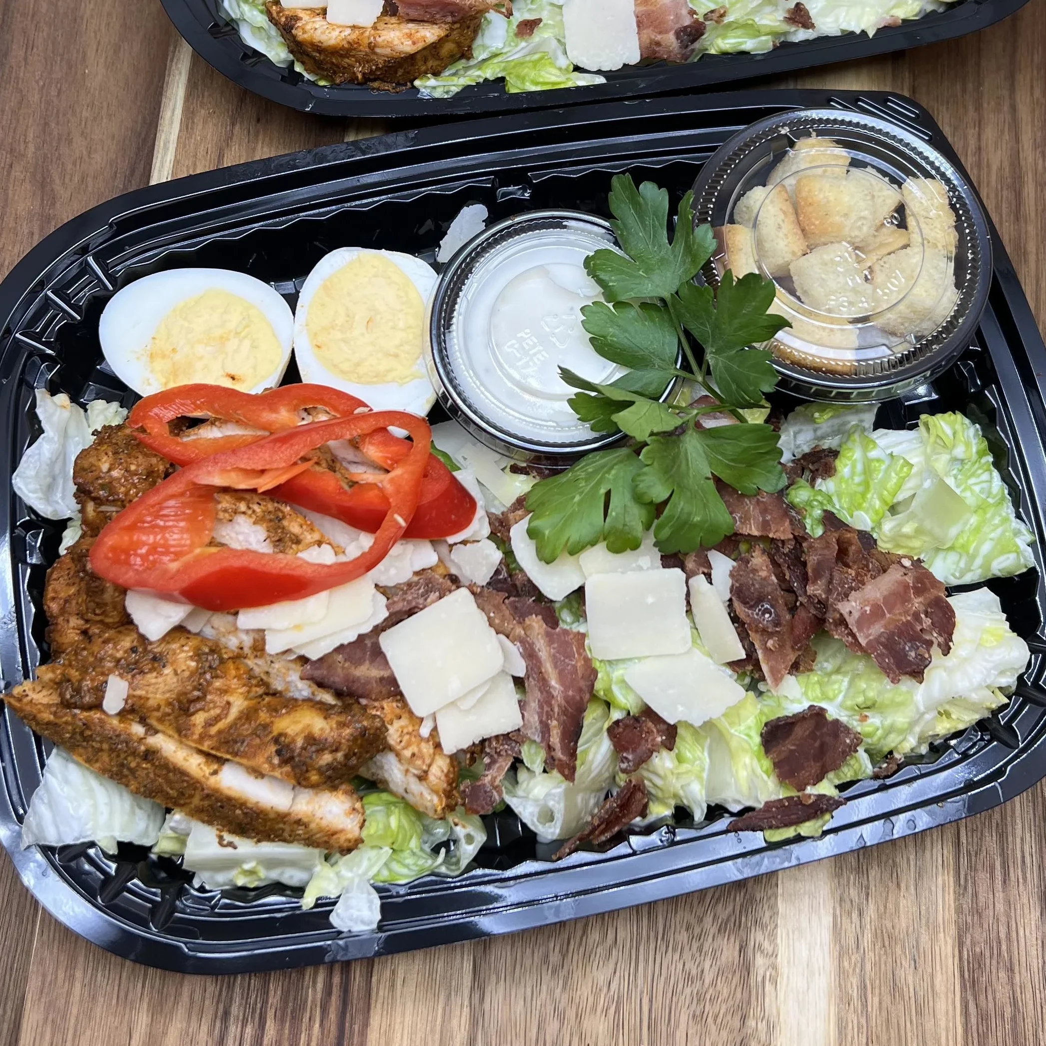 Ceasarsallad på en skärbräda .