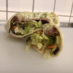 Wrap med rostbiff och potatissallad samt grönsaker