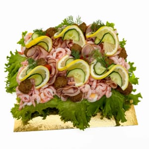 Vår smörgåstårta standard med leverpastej, mimosa och rökt skinka.