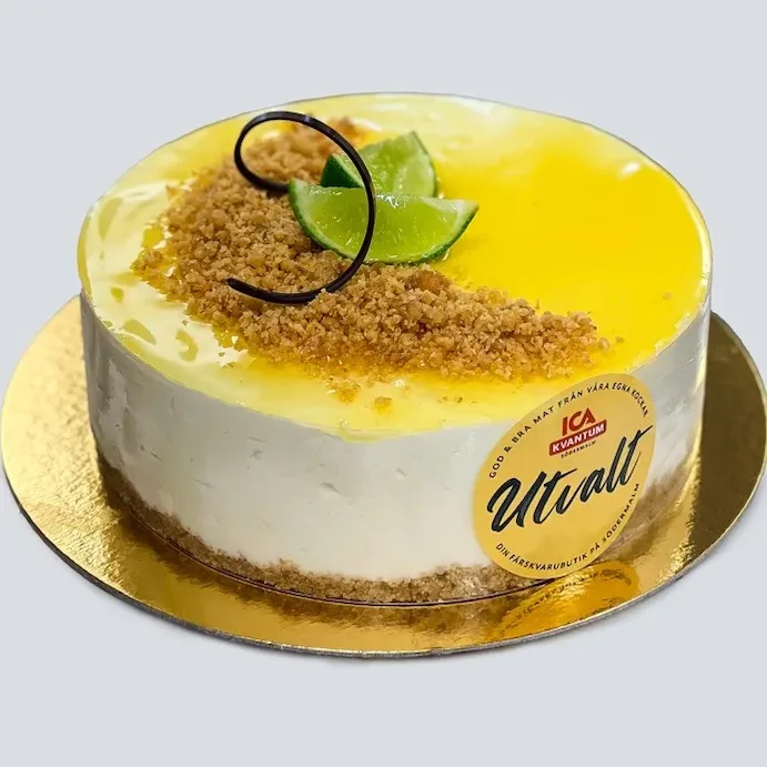 Smakrik tårta med digestivebotten, vitchokladcheescake smaksatt med citron & yuzu tillsammans med passionsgele