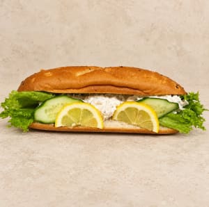Baguette med skagenröra, sallad, gurka och citron.