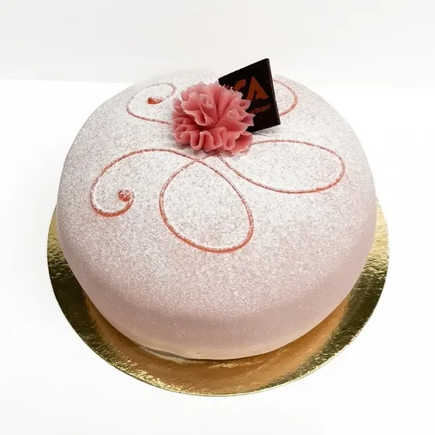 En rosa princesstårta med rosa ros.