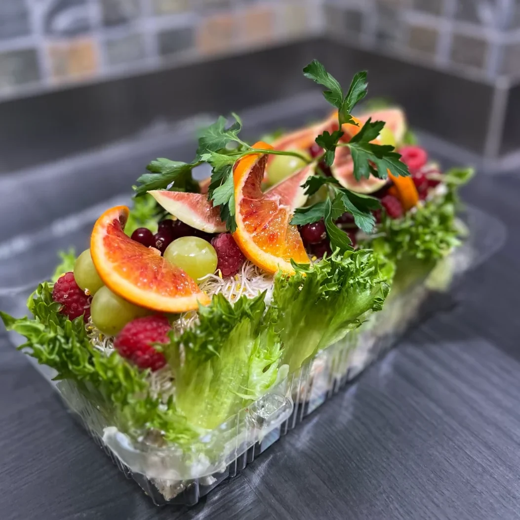 Vegansk Smörgåstårta fylld med Tofuskagen och toppad med groddar, frukt & grönsaker
