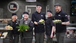 Personal bild visar upp färsk varor