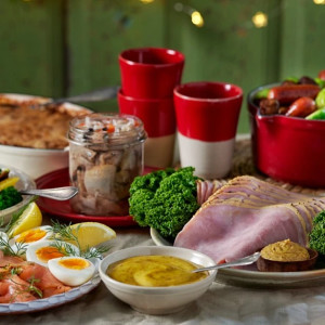 julbild på julbuffe och rött porslin i bild