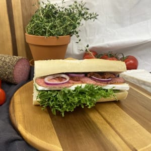 Baguette med pepparsalami och brie