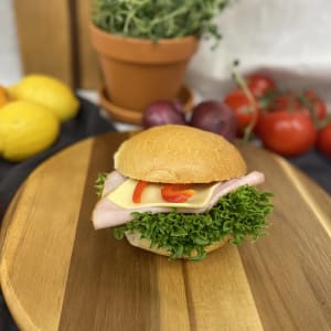 Bageriets egenbakade fralla med ost & skinka och paprika