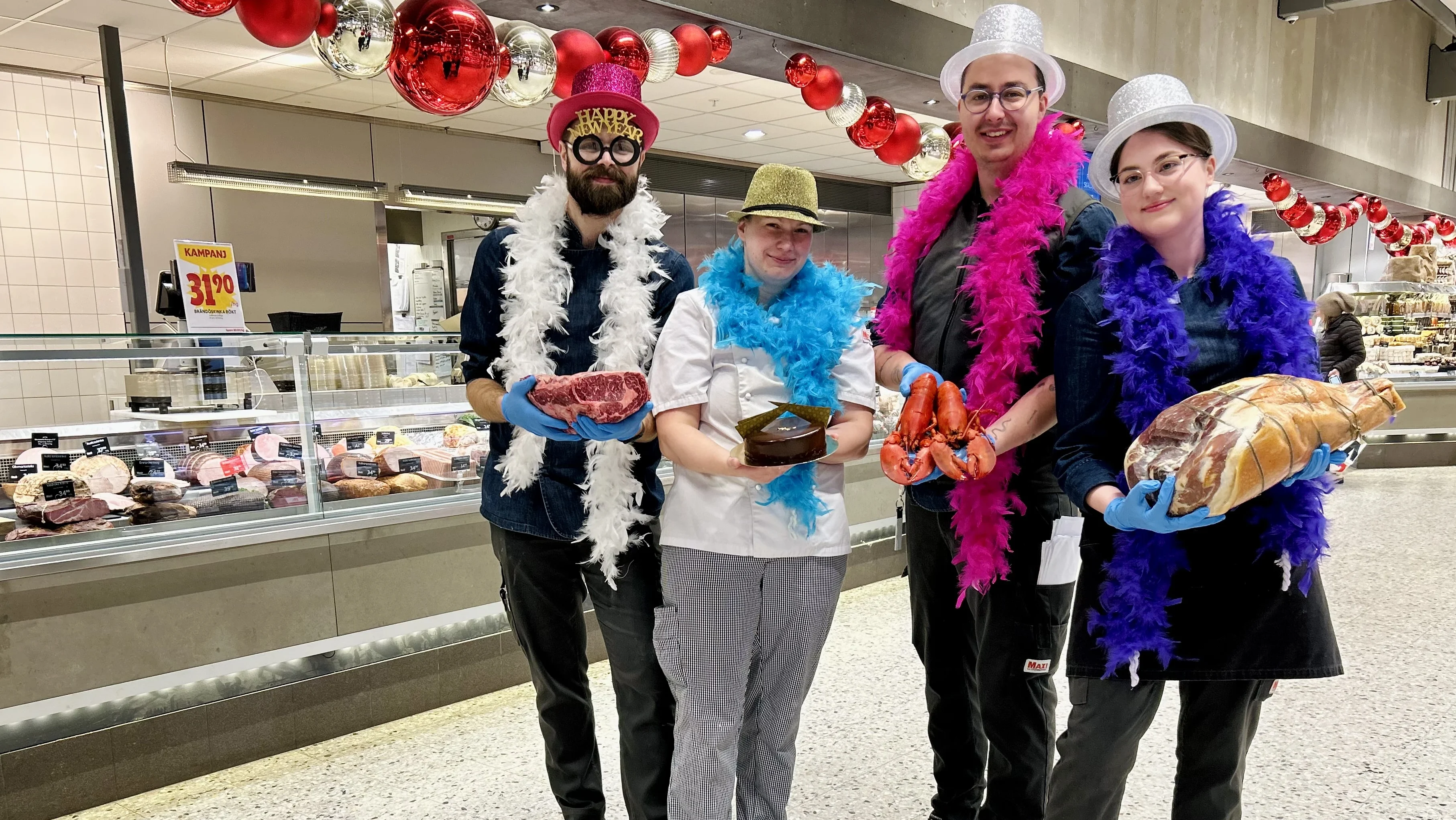 Personer i nyårspynt som håller upp olika nyårsprodukter. Hummer, parmaskinka, tårta.