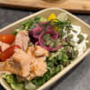 Sallad med varmrökt lax och keso