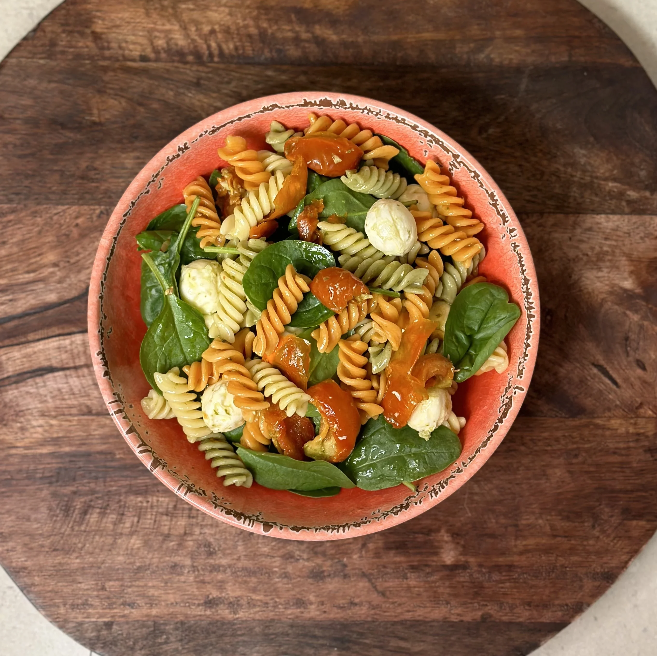 Pastasallad med mozzarella & soltorkad tomat