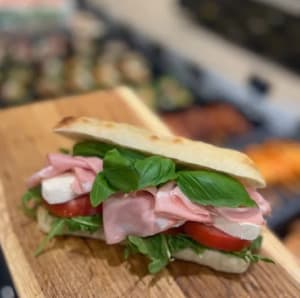 Fluffig smörgås med mortadella, tomat, basilika