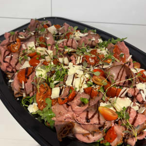 Rostbiff tagliata toppat med semitorkade tomater och timjan
