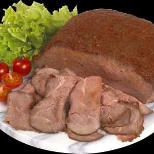 Fat med grillad rostbiff dekorerad med sallat och tomat