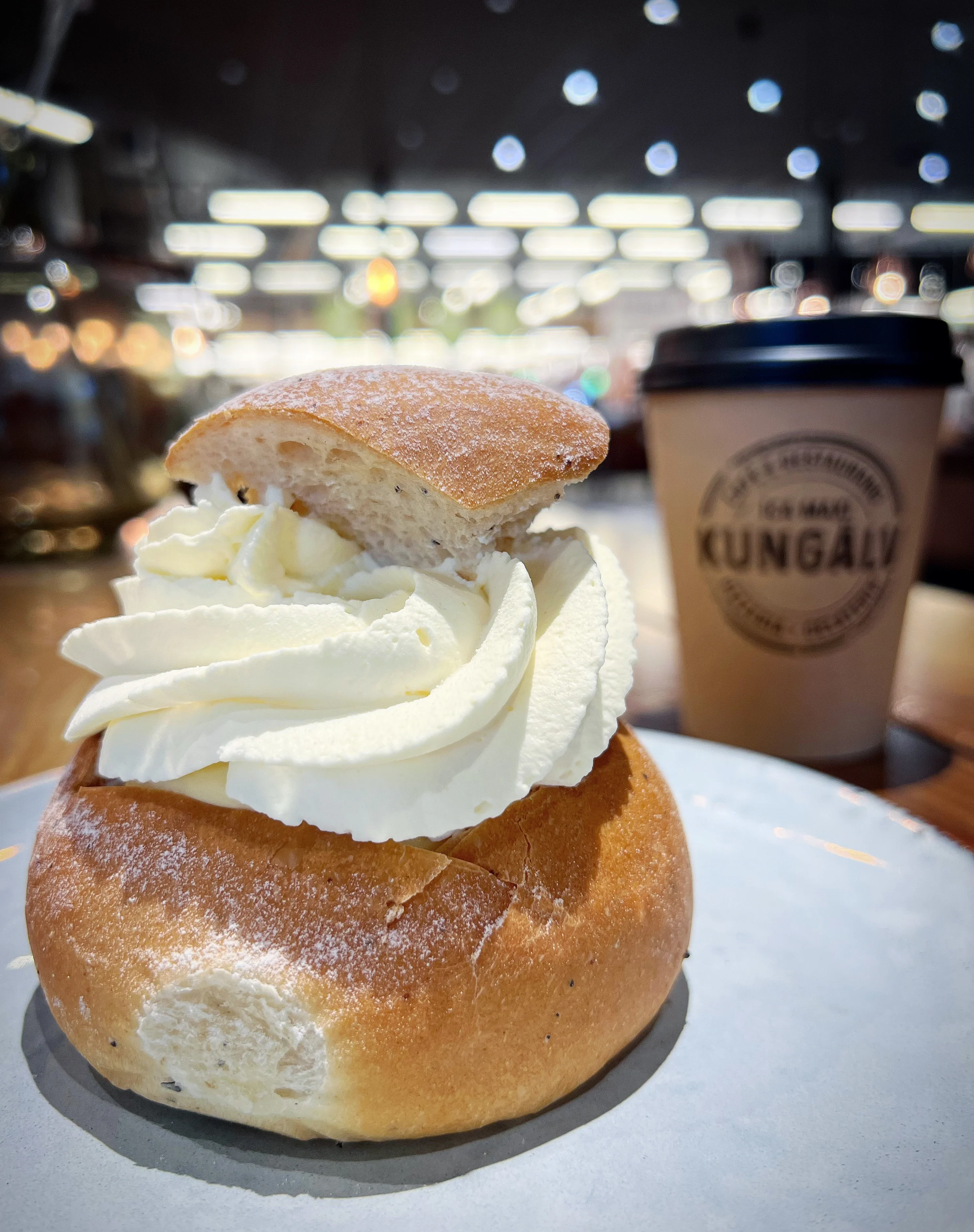 Semlor,nybakade,härligt saftiga i olika tapningar