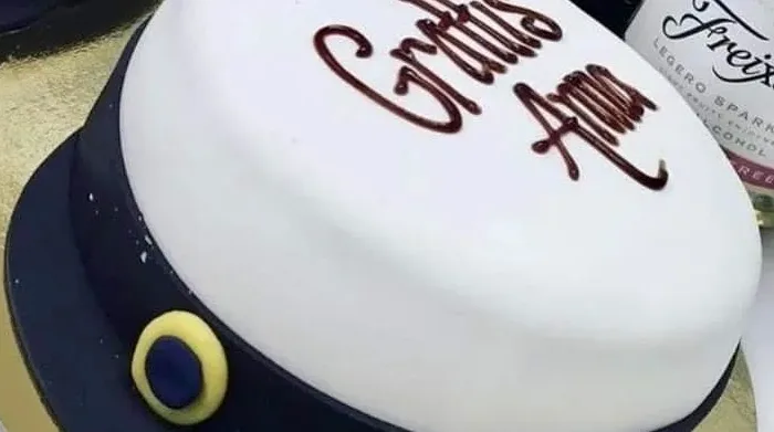 Studenttårta i form av en hatt