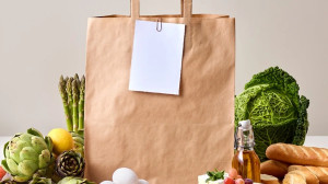 Påse med grönsaker och baguetter