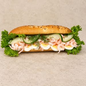 Baguette med ägg och handskalade räkor