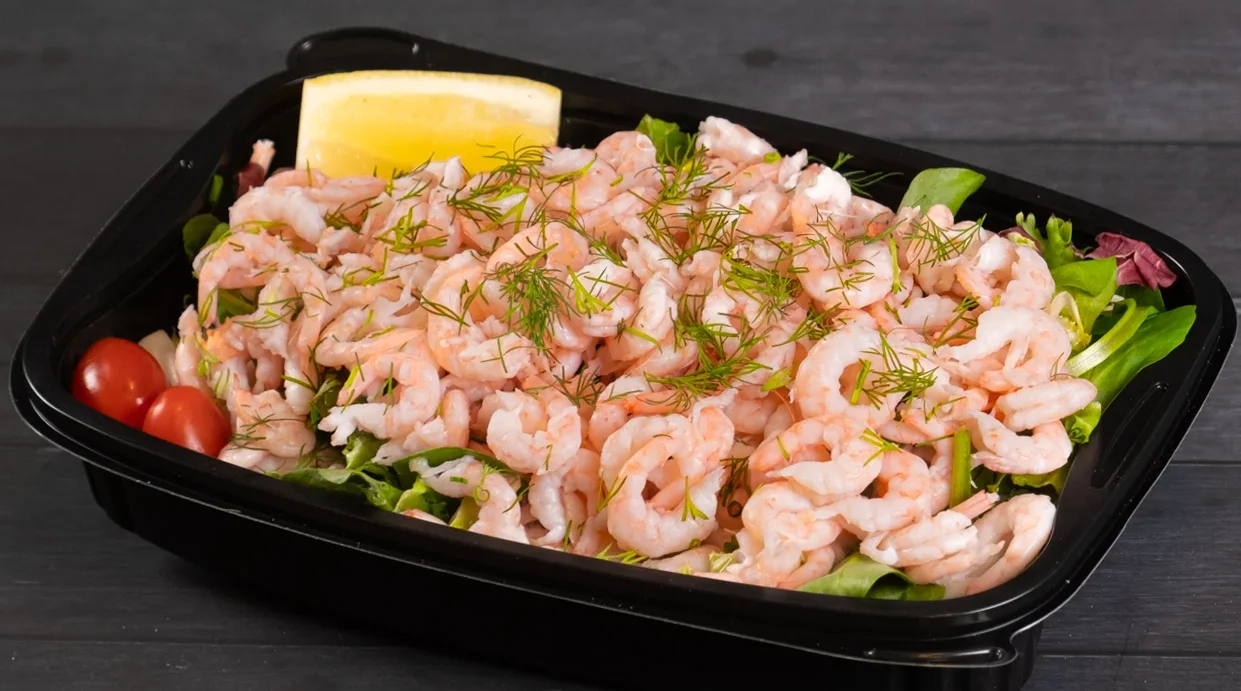 På bilden visas våran lyxräksmörgås, gjord på rågbröd, våran äggröreblandning, sallad, räkor, tomat, gurka, citron, dill och gräslök.