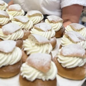Förbeställning av semlor på fat, säljs i 10-pack