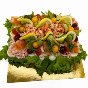 Kökets smörgåstårta lyx, med bland annat lax och räkor på och fylld med Ishavssallad och skagenröra.