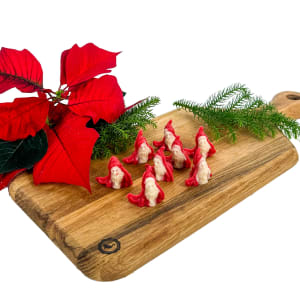 Röda och vita marsipantomtar, perfekt till dekoration på julens bakverk.