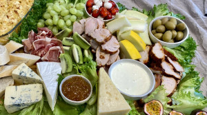 Buffé med olika kött samt frukter