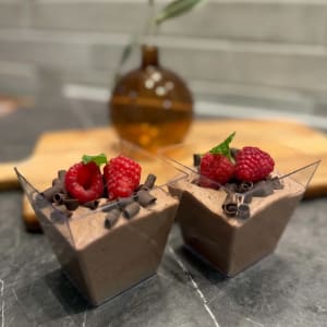 Len chokladmosse toppad med färsk bär