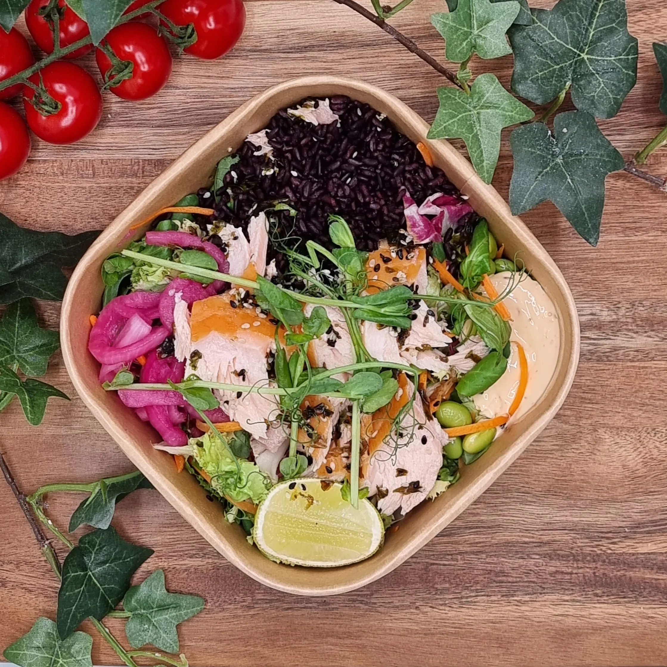 Sallad med varmrökt lax