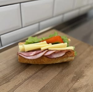 Baguette med ost, skinka och grönsaker.